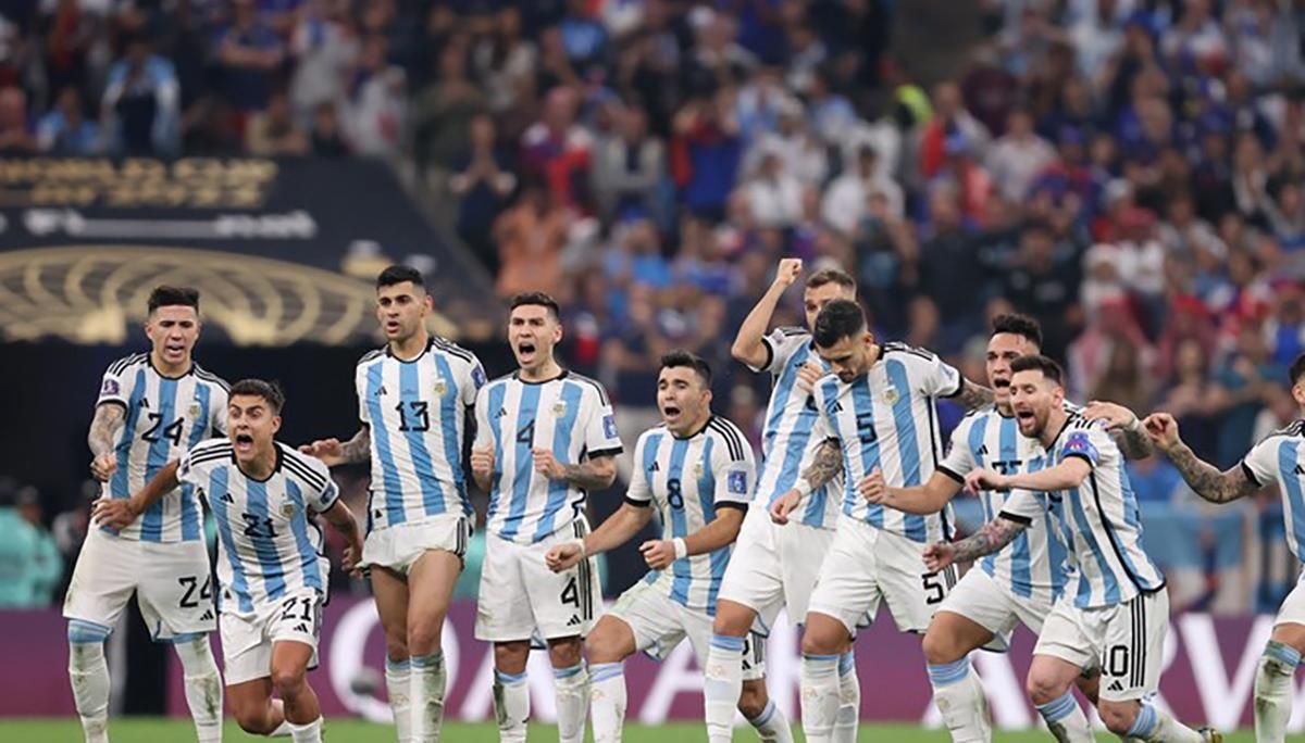 Енцо Фернандес у збірній Аргентини (ліворуч) / фото ФІФА Енцо Фернандес у збірній Аргентини (ліворуч) / фото ФІФА