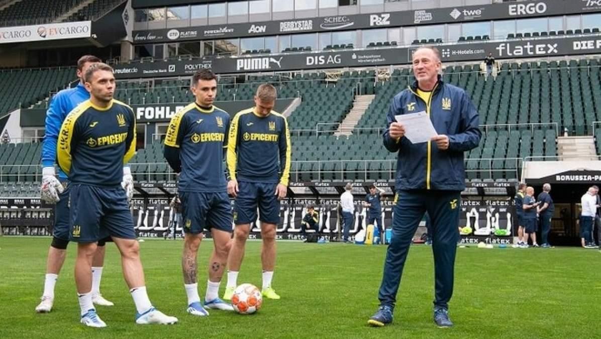 Олександр Петраков з гравцями збірної України / УАФ 