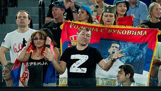 Портреты путина и символы вторжения в Украину: фанаты Джоковича позорятся на Australian Open