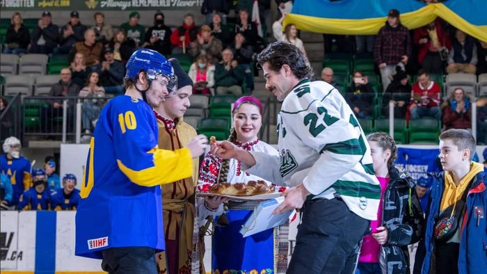 Студенческая сборная Украины по хоккею насобирала впечатляющую сумму для украинцев в Канаде