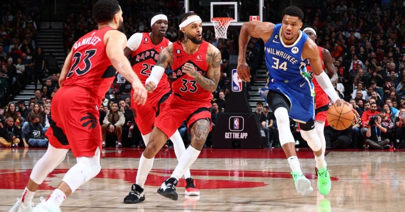 Яннис Адетокумбо в матче против Торонто / фото из открытых источников