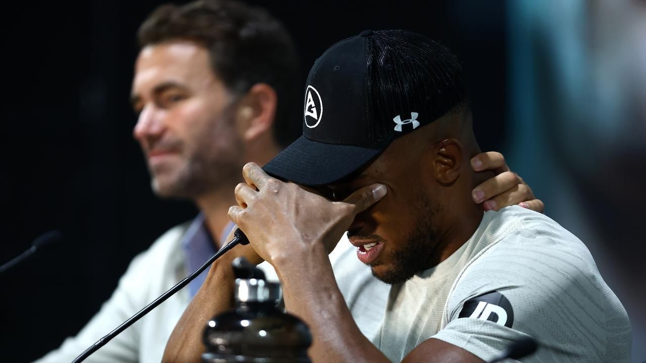 Едді Хірн та Ентоні Джошуа (на передньому плані) / Фото Fox Sports