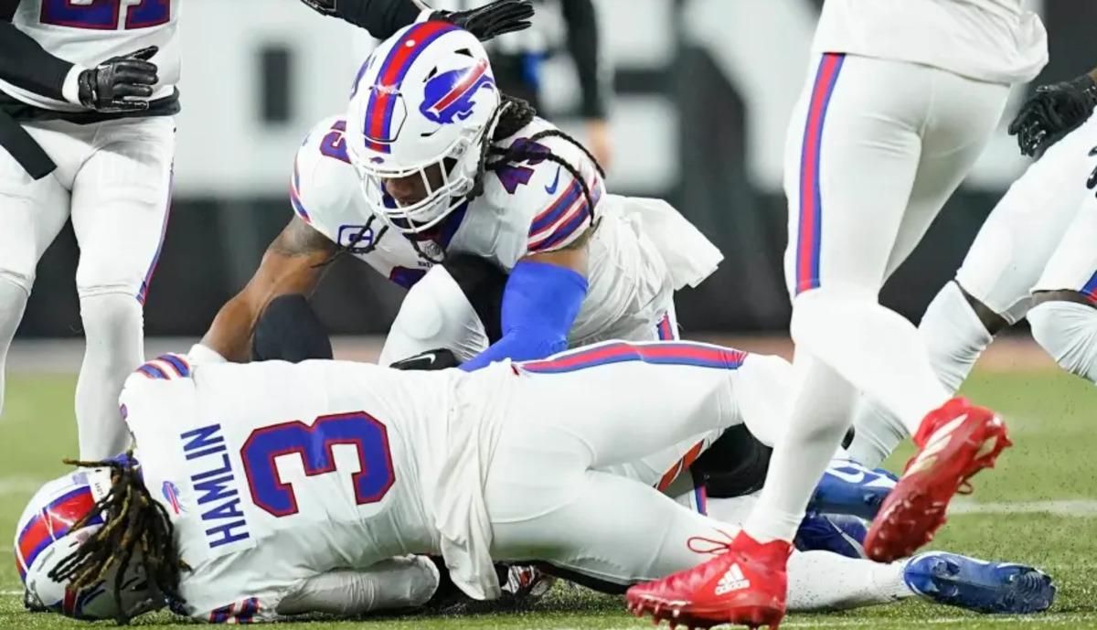 Дамар Хэмлин потерял сознание после столкновения / фото AP Дамар Хэмлин потерял сознание после столкновения / фото AP