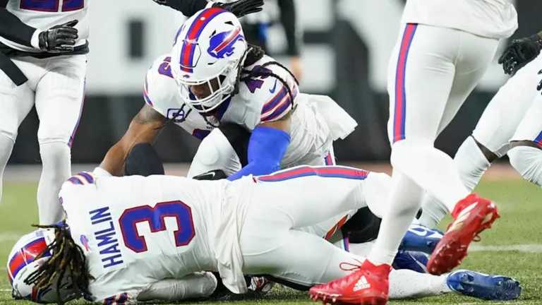 Дамар Хэмлин потерял сознание после столкновения / фото AP Дамар Хэмлин потерял сознание после столкновения / фото AP