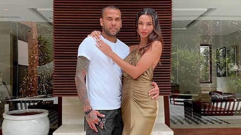 Алвес с женой / фото из соцсетей Алвес с женой / фото из соцсетей