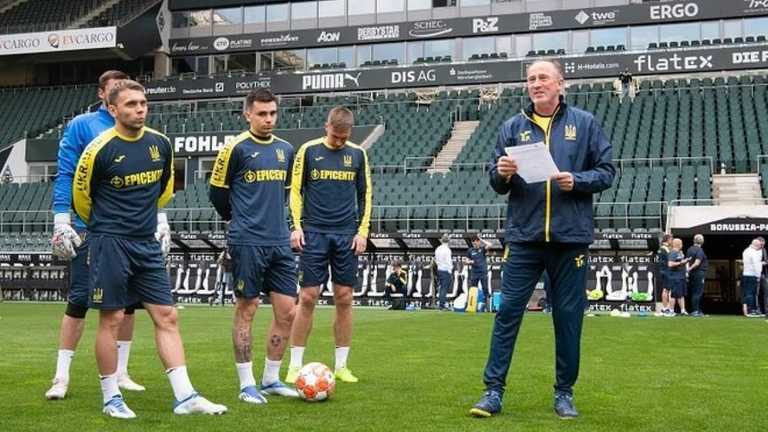 Александр Петраков с игроками сборной Украины / УАФ Александр Петраков с игроками сборной Украины / УАФ