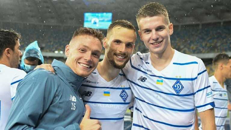 Олександр Сирота з одноклубниками Віктором Циганковим та Томашом Кендзьорою / Фото ФК Динамо Олександр Сирота з одноклубниками Віктором Циганковим та Томашом Кендзьорою / Фото ФК Динамо