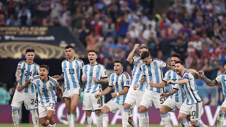 Энцо Фернандес в сборной Аргентины (слева) / фото ФИФА Энцо Фернандес в сборной Аргентины (слева) / фото ФИФА