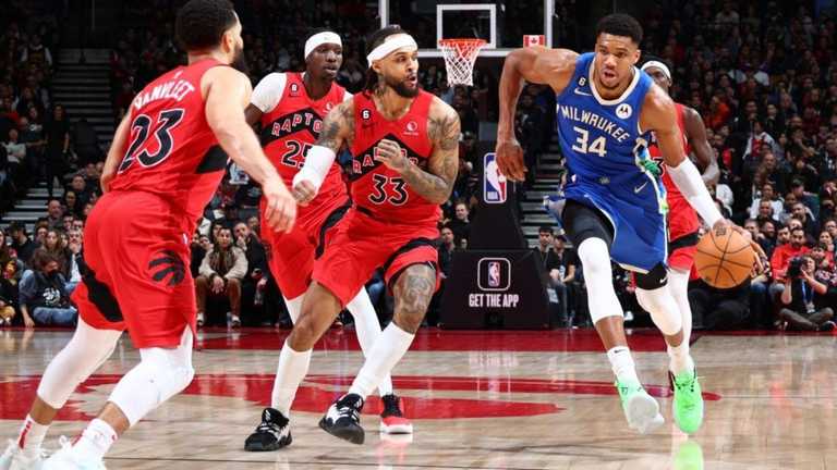 Янніс Адетокумбо у матчі проти Торонто / фото з відкритих джерел Янніс Адетокумбо у матчі проти Торонто / фото з відкритих джерел