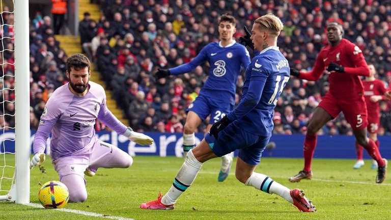 Михаил Мудрик в матче против Ливерпуля / PA Михаил Мудрик в матче против Ливерпуля / PA