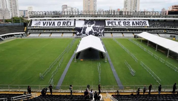 Гроб с телом Пеле привезли на стадион Сантоса – в Бразилии прощаются с легендой