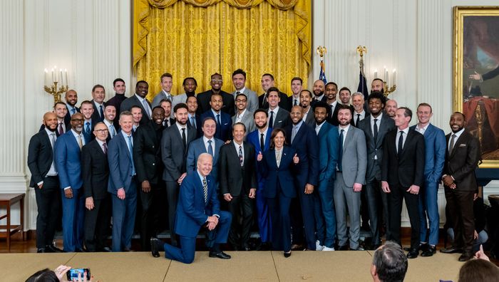 Байден принял чемпионов НБА в Белом доме – исторические кадры