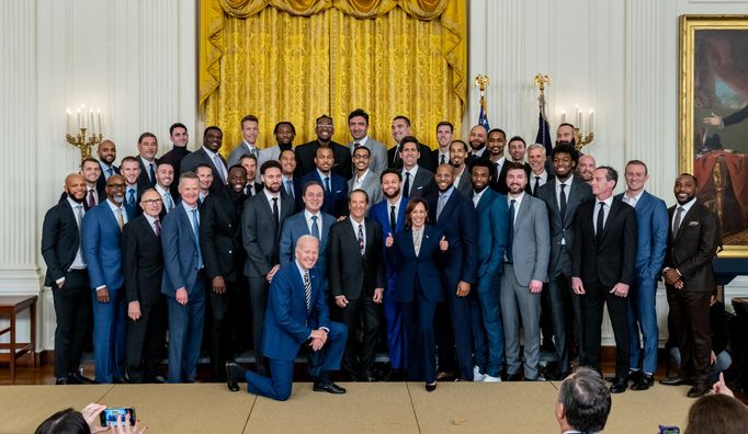 Байден прийняв чемпіонів НБА у Білому домі – історичні кадри