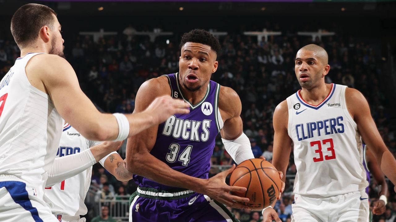 Адетокубмо (по центру) набрав 54 очки / Фото НБА