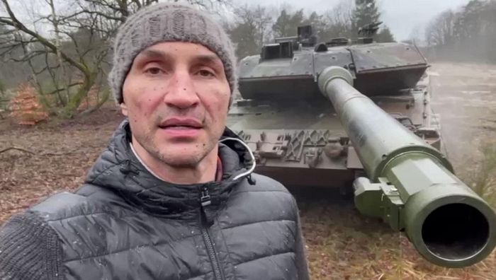 Кличко испытал танки "Leopard" на полигоне – видео