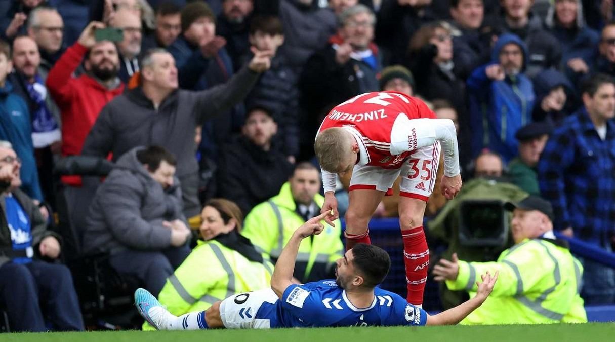 Зинченко сцепился с игроком Эвертона / Фото AFP