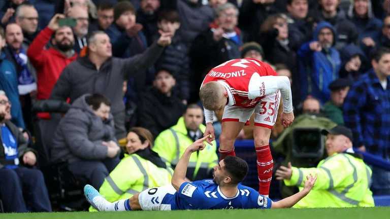 Зинченко сцепился с игроком Эвертона / Фото AFP Зинченко сцепился с игроком Эвертона / Фото AFP