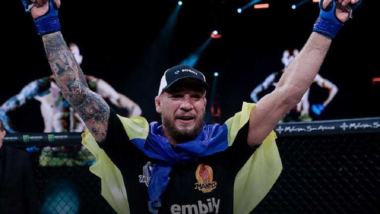 Ярослав Амосов переміг Логана Сторлі та захистив чемпіонський пояс Bellator / Фото Bellator Ярослав Амосов переміг Логана Сторлі та захистив чемпіонський пояс Bellator / Фото Bellator