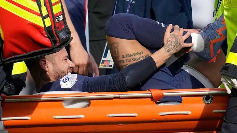 Неймар не зміг сам покинути поле / фото AFP Неймар не зміг сам покинути поле / фото AFP