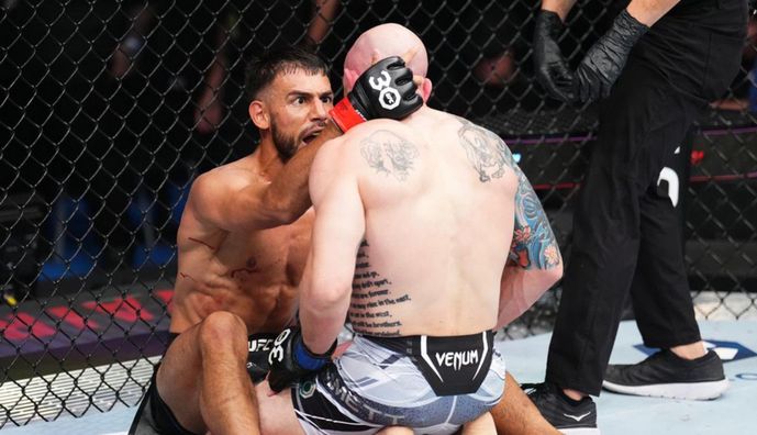 Мексиканец "задушил" соперника и стал временным чемпионом UFC – видео брутального приема