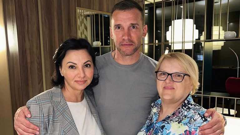 Шевченко з мамою та сестрою / фото з соцмереж Шевченко з мамою та сестрою / фото з соцмереж