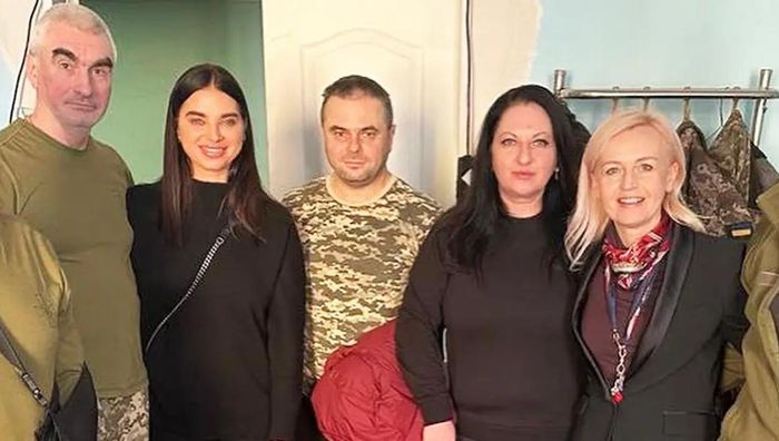 Шатерникова и жена Усыка посетили раненых украинских военных