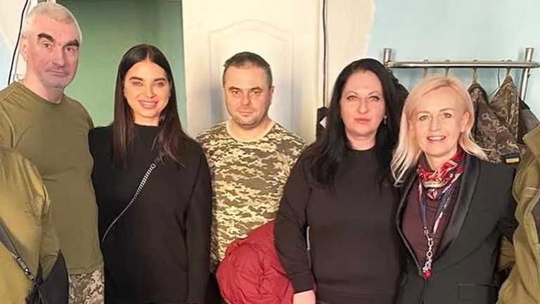 Екатерина Усик и Алина Шатерникова с военными / фото Instagram