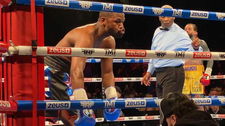 Мейвезер розважився у виставковому бою / фото з соцмереж Мейвезер розважився у виставковому бою / фото з соцмереж