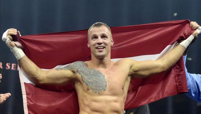 Одіозний латвійський екс-чемпіон світу з боксу подарував генератор для спортивної школи у Києві 