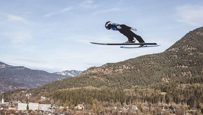 "Батьки сказали: все, більше ніяких стрибків": історія "летючого лижника", який приніс Україні перше в історії золото Континентального кубка
