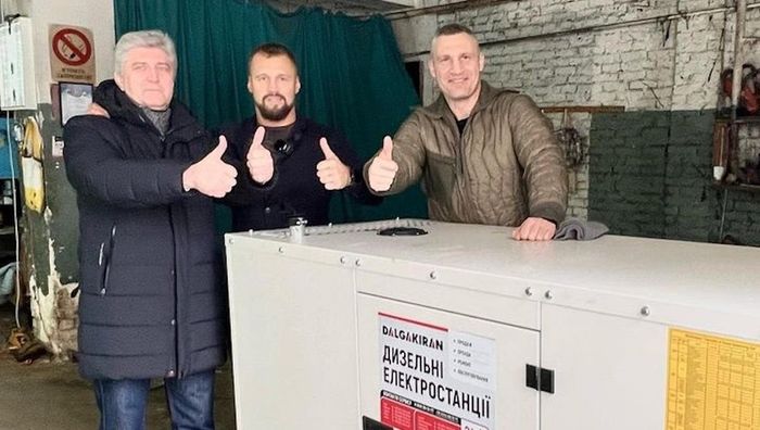 Экс-чемпион мира по боксу посетил Украину после странных заявлений – встретился с Кличко и помог детям