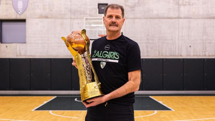Жальгирис продает чемпионский кубок по баскетболу ради Украины – трофей наделен символизмом