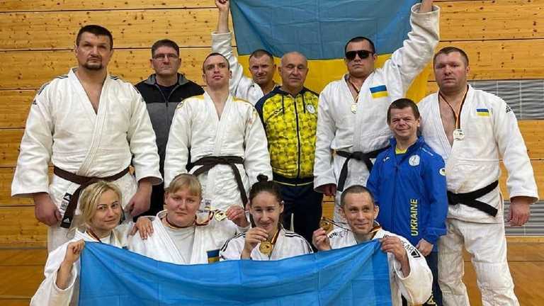 Украинские дзюдоисты-паралимпийцы с Юрием Марченко (верхний ряд, второй с правой стороны) / Фото с Facebook