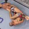 Піонеру UFC ледь не зламали коліно, але він "задушив" суперника – відео божевілля