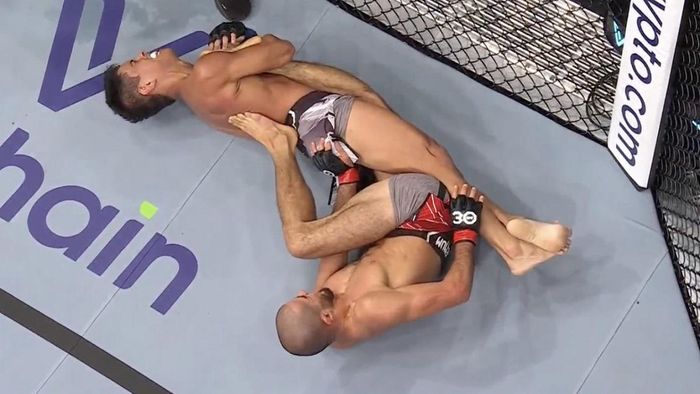 Пионеру UFC чуть не сломали колено, но он "задушил" соперника – видео безумия