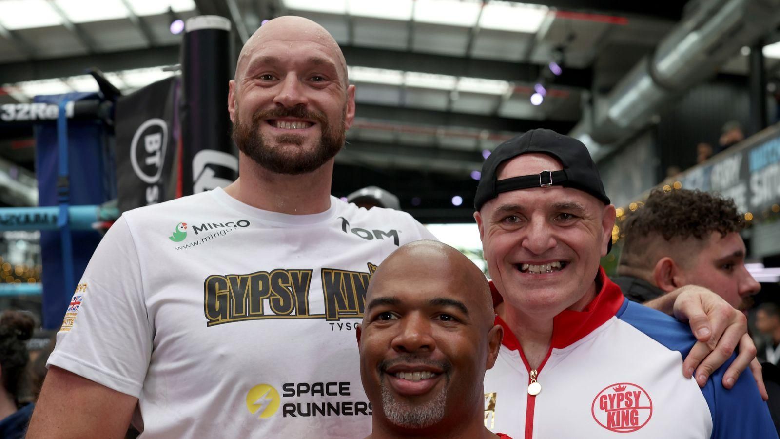 Тайсон Ф'юрі з батьком Джоном та наставником ШугарХіллом Стюардом / Фото Sky Sports Тайсон Ф'юрі з батьком Джоном та наставником ШугарХіллом Стюардом / Фото Sky Sports