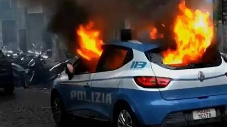 Фани Айнтрахта спалили поліцейське авто / фото з соцмереж