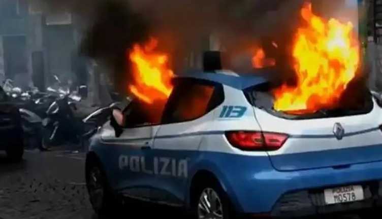 Фаны Айнтрахта сожгли полицейское авто / фото из соцсетей