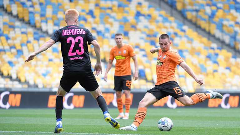 Михайличенко пробивает по мячу / фото ФК Шахтер Михайличенко пробивает по мячу / фото ФК Шахтер