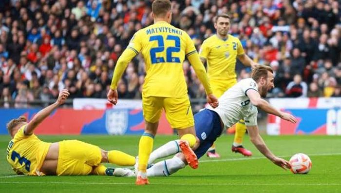 "В ворота Украины должен был быть пенальти": экс-форвард сборной Англии указал на ошибку арбитра