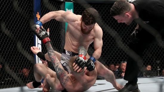 Блискавичний нокаут змусив бійця UFC боротися з суддею – відео хаосу