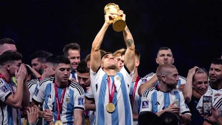 Гонсало Монтиэль с трофеем в руках / Фото ФИФА