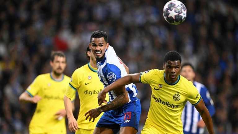 Дюмфрис снимает шорты с Галены / Фото AP Дюмфрис снимает шорты с Галены / Фото AP