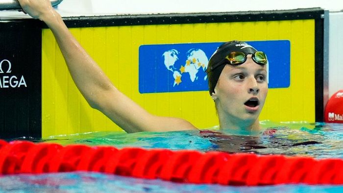 16-летняя канадская пловчиха установила новый мировой рекорд на 400 м вольным стилем