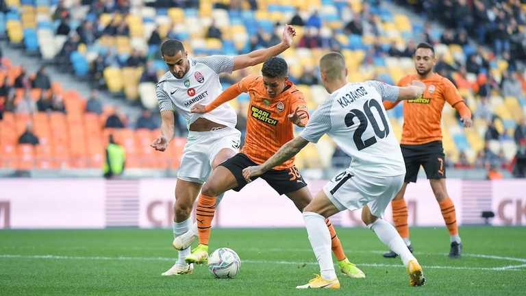 Педринью (между игроками Зари) / фото УПЛ Педринью (между игроками Зари) / фото УПЛ