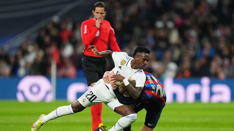 Винисиус повалил Де Йонга на газон / Фото из соцсетей Винисиус повалил Де Йонга на газон / Фото из соцсетей