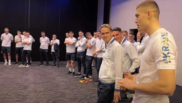 Довбику задали вопрос, который заставил смутиться – игроки сборной Украины взорвались смехом