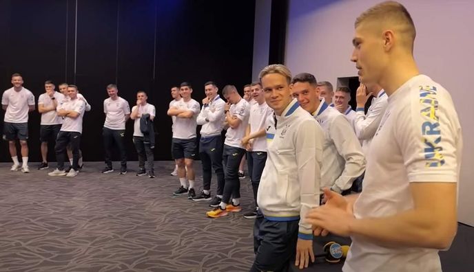 Довбику задали вопрос, который заставил смутиться – игроки сборной Украины взорвались смехом
