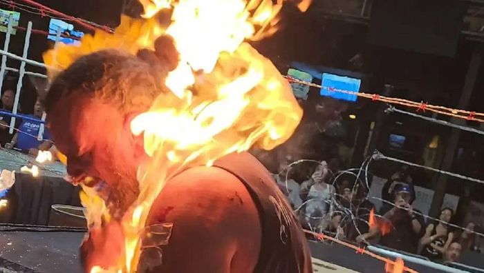 Реслер підпалив себе під час бою – відео божевільної витівки