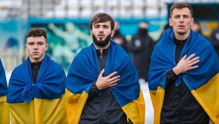 Украинский футболист получил длительную дисквалификацию за грубый толчок женщины-арбитра – решение КГК УАФ